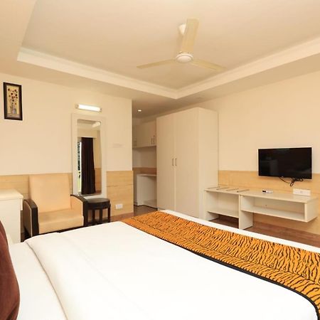 Hotel Broadway Near Delhi Airport 뉴델리 외부 사진